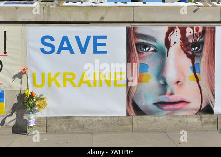 Whitehall, London, UK. 9. März 2014. Plakate und Blumen als Teil der ukrainischen 24 Stunden kontinuierliche protest gegenüber Downing Street. Bildnachweis: Matthew Chattle/Alamy Live-Nachrichten Stockfoto