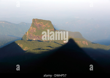 Am frühen Morgen Schatten des Adam's Peak (Sri Pada) über die umliegenden Berge Stockfoto