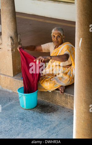 Süd Indien Tamil Nadu Chettinad Karakaikudi Kaufleute Banker industrielle Chettiar Family Palace Wäsche waschen Schaufel Innenhof Sari Stockfoto