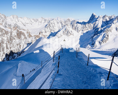 Seilschaft Weg Weg zum Vallee Blanche nach Grat auf der Aiguille du Midi. Chamonix-Mont-Blanc Rhone-Alpes Frankreich Stockfoto