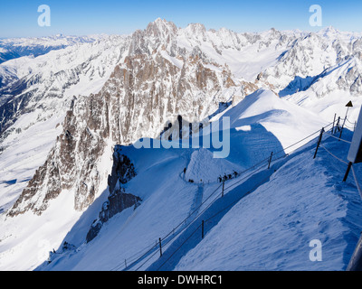 Seilschaft Weg Weg zum Vallee Blanche mit Skifahrer absteigend Arete auf Aiguille du Midi Chamonix Haute Savoie Rhone-Alpes Frankreich Stockfoto