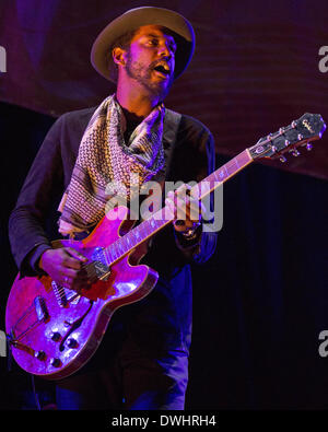 Chicago, Illinois, USA. 8. März 2014. Blues-Musiker GARY CLARK, JR. tritt mit seiner Band im United Center in Chicago, Illinois © Daniel DeSlover/ZUMAPRESS.com/Alamy Live-Nachrichten Stockfoto