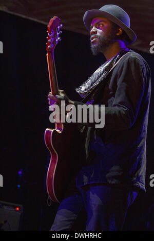 Chicago, Illinois, USA. 8. März 2014. Blues-Musiker GARY CLARK, JR. tritt mit seiner Band im United Center in Chicago, Illinois © Daniel DeSlover/ZUMAPRESS.com/Alamy Live-Nachrichten Stockfoto