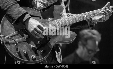 Chicago, Illinois, USA. 8. März 2014. Blues-Musiker GARY CLARK, JR. tritt mit seiner Band im United Center in Chicago, Illinois © Daniel DeSlover/ZUMAPRESS.com/Alamy Live-Nachrichten Stockfoto