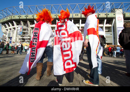 Twickenham, London, UK. 9. März 2014. Englisch und Walisisch-Fans versammelt an einem warmen Frühlingstag für das Rugby 6 Nationen-Spiel im Twickenham stadium Stockfoto