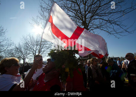 Twickenham, London, UK. 9. März 2014. Englisch und Walisisch-Fans austauschen Geplänkel vor 6 Nations Rugby-Spiel im Twickenham Stadium zwischen England und Wales Stockfoto