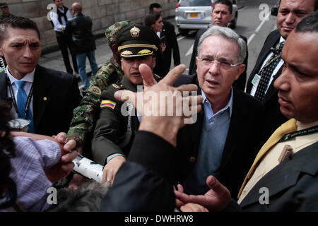 Bogota, Kolumbien. 9. März 2014. Ehemaligen kolumbianischen Präsidenten Alvaro Uribe (2. R, vorne) kommt, um seine Stimme während der Parlamentswahlen in Bogota, der Hauptstadt Kolumbiens, am 9. März 2014 abgegeben. Bildnachweis: Jhon Paz/Xinhua/Alamy Live-Nachrichten Stockfoto