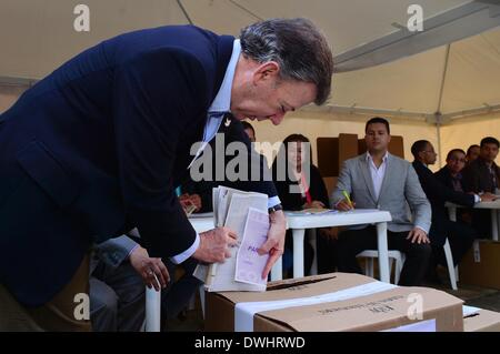 Bogota, Kolumbien. 9. März 2014. Abbildung kolumbianische Präsident Juan Manuel Santos (L) Abgabe seiner Stimme während der Parlamentswahlen in Bogota, der Hauptstadt Kolumbiens, am 9. März 2014 von Kolumbiens Präsidentschaft zur Verfügung gestellt. Bildnachweis: Kolumbiens Präsidentschaft/Xinhua/Alamy Live-Nachrichten Stockfoto