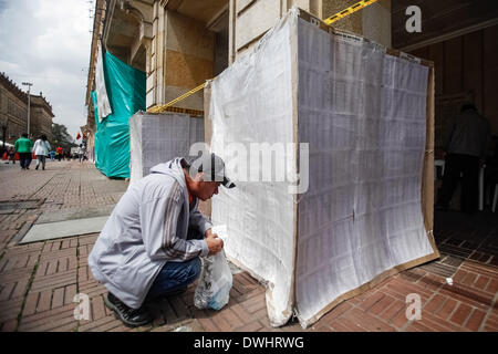 Bogota, Kolumbien. 9. März 2014. Ein Bewohner kommt an einer Umfrage Station während der Parlamentswahlen in Bogota, der Hauptstadt Kolumbiens, am 9. März 2014 seine Stimme abzugeben. Bildnachweis: Jhon Paz/Xinhua/Alamy Live-Nachrichten Stockfoto