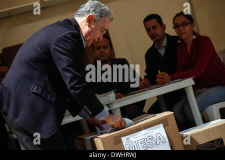 Bogota, Kolumbien. 9. März 2014. Ehemaligen kolumbianischen Präsidenten Alvaro Uribe (L) wirft seine Stimme während der Parlamentswahlen in Bogota, der Hauptstadt Kolumbiens, am 9. März 2014. Bildnachweis: Jhon Paz/Xinhua/Alamy Live-Nachrichten Stockfoto