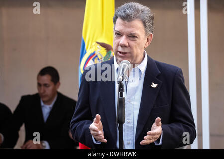 Bogota, Kolumbien. 9. März 2014. Colombian President Juan Manuel Santos (R) hält eine Rede nach der Abgabe seiner Stimme während der Parlamentswahlen in Bogota, der Hauptstadt Kolumbiens, am 9. März 2014. Bildnachweis: Jhon Paz/Xinhua/Alamy Live-Nachrichten Stockfoto