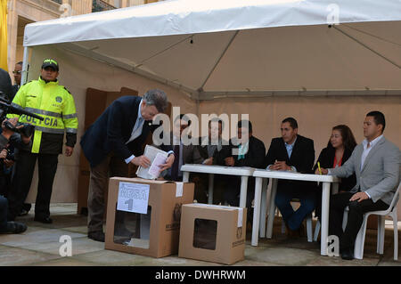 Bogota, Kolumbien. 9. März 2014. Bild zur Verfügung gestellt von Kolumbiens Präsidentschaft zeigt kolumbianische Präsident Juan Manuel Santos (2 L) Abgabe seiner Stimme während der Parlamentswahlen in Bogota, der Hauptstadt Kolumbiens, am 9. März 2014. Bildnachweis: Kolumbiens Präsidentschaft/Xinhua/Alamy Live-Nachrichten Stockfoto