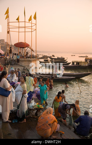 Morgendämmerung am Hindu Ghats am Ufer des heiligen Flusses Ganges - Varanasi - Indien Stockfoto