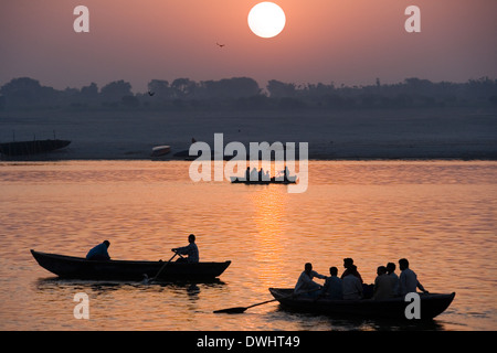 Morgendämmerung am Hindu Ghats am Ufer des heiligen Flusses Ganges - Varanasi - Indien Stockfoto