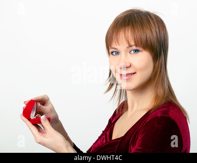 junge schöne Frau öffnet die Ring-box Stockfoto