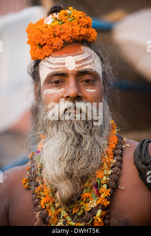 Hindu Sadhu (heiliger Mann) auf den hinduistischen Ghats in Varanasi - Indien. Stockfoto