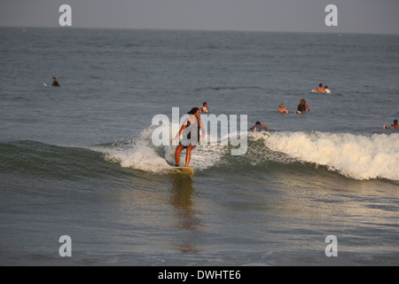 Surfen in der Nähe von Arugam Bay in Sri Lanka Stockfoto