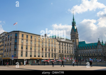 HAMBURG, Deutschland - 20. April 2010: Blick auf das berühmte Rathaus im Zentrum von Hamburg, Deutschland. Stockfoto