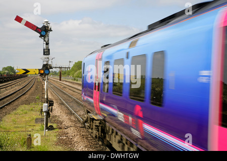 Erstes Transpennine Züge Klasse 185 Diesel Triebzug trainieren Barnetby Bahnhof verlassen. Stockfoto