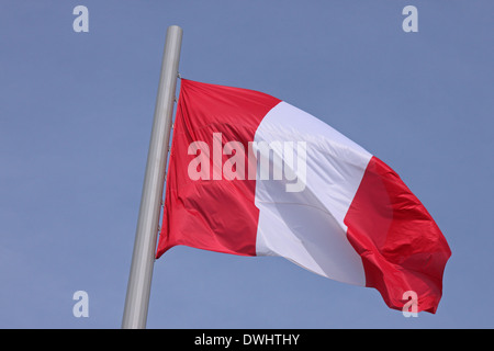 Flagge von Peru über blauen Himmel Stockfoto