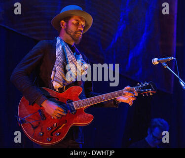 Chicago, Illinois, USA. 8. März 2014. Blues-Musiker GARY CLARK, JR. tritt mit seiner Band im United Center in Chicago, Illinois © Daniel DeSlover/ZUMAPRESS.com/Alamy Live-Nachrichten Stockfoto