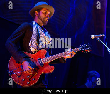 Chicago, Illinois, USA. 8. März 2014. Blues-Musiker GARY CLARK, JR. tritt mit seiner Band im United Center in Chicago, Illinois © Daniel DeSlover/ZUMAPRESS.com/Alamy Live-Nachrichten Stockfoto