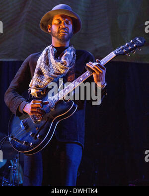 Chicago, Illinois, USA. 8. März 2014. Blues-Musiker GARY CLARK, JR. tritt mit seiner Band im United Center in Chicago, Illinois © Daniel DeSlover/ZUMAPRESS.com/Alamy Live-Nachrichten Stockfoto