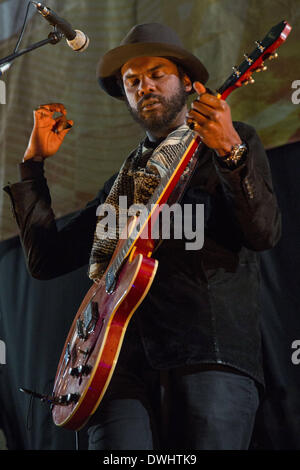 Chicago, Illinois, USA. 8. März 2014. Blues-Musiker GARY CLARK, JR. tritt mit seiner Band im United Center in Chicago, Illinois © Daniel DeSlover/ZUMAPRESS.com/Alamy Live-Nachrichten Stockfoto