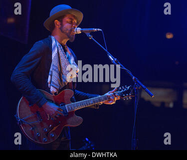 Chicago, Illinois, USA. 8. März 2014. Blues-Musiker GARY CLARK, JR. tritt mit seiner Band im United Center in Chicago, Illinois © Daniel DeSlover/ZUMAPRESS.com/Alamy Live-Nachrichten Stockfoto