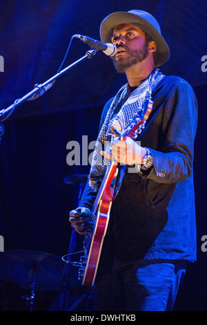 Chicago, Illinois, USA. 8. März 2014. Blues-Musiker GARY CLARK, JR. tritt mit seiner Band im United Center in Chicago, Illinois © Daniel DeSlover/ZUMAPRESS.com/Alamy Live-Nachrichten Stockfoto