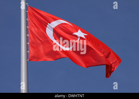 Flagge der Türkei über blauen Himmel Stockfoto