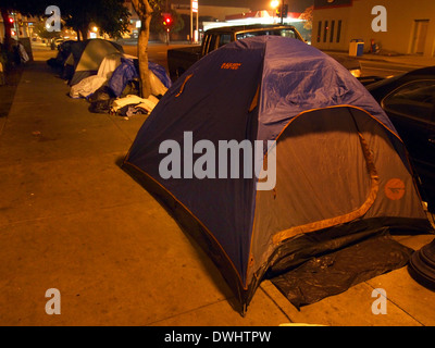 Zelte und Unterstände für Obdachlose eingerichtet, auf der Straße in San Diego, Kalifornien, USA Stockfoto