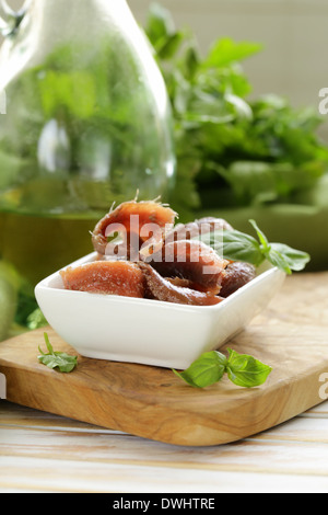 Marinierte Sardellen Filets in einer weißen Schüssel in Dosen Stockfoto