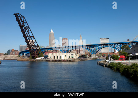 Ansicht von Cleveland, Ohio Main Avenue Bridge und die "Wohnungen" Vergnügungsviertel und Cuyahoga River in der Nähe von Lake Erie. Stockfoto