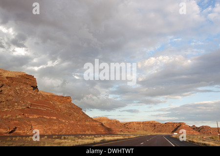 Das fahren auf einer Interstate Route 40 uns Route 180 ehemalige Route 66 in der Wüste von Arizona USA mit Gewitterwolken. Stockfoto