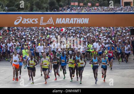 Los Angeles, Kalifornien, USA. 9. März 2014. Läufer ausziehen von Dodger Stadium während der 29. Los-Angeles-Marathon in Los Angeles, Sonntag, 9. März 2014. 26,2 Meilen Marathon im Dodger Stadium begann und endete in Santa Monica. Bildnachweis: Ringo Chiu/ZUMAPRESS.com/Alamy Live-Nachrichten Stockfoto