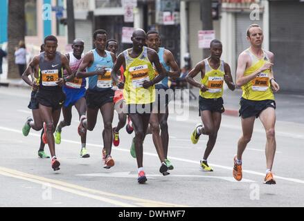 Los Angeles, Kalifornien, USA. 9. März 2014. Läufer finden ihren Weg entlang des Hollywood Boulevard während der 29. Los-Angeles-Marathon in Los Angeles, Sonntag, 9. März 2014. 26,2 Meilen Marathon im Dodger Stadium begann und endete in Santa Monica. Bildnachweis: Ringo Chiu/ZUMAPRESS.com/Alamy Live-Nachrichten Stockfoto