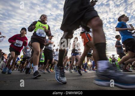 Los Angeles, Kalifornien, USA. 9. März 2014. Läufer ausziehen von Dodger Stadium während der 29. Los-Angeles-Marathon in Los Angeles, Sonntag, 9. März 2014. 26,2 Meilen Marathon im Dodger Stadium begann und endete in Santa Monica. Bildnachweis: Ringo Chiu/ZUMAPRESS.com/Alamy Live-Nachrichten Stockfoto