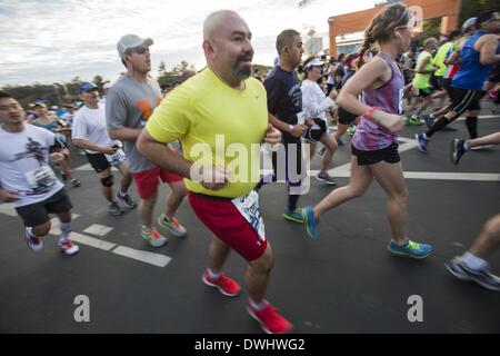 Los Angeles, Kalifornien, USA. 9. März 2014. Läufer ausziehen von Dodger Stadium während der 29. Los-Angeles-Marathon in Los Angeles, Sonntag, 9. März 2014. 26,2 Meilen Marathon im Dodger Stadium begann und endete in Santa Monica. Bildnachweis: Ringo Chiu/ZUMAPRESS.com/Alamy Live-Nachrichten Stockfoto