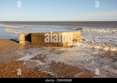 ein Bunker des Krieges verließ am Strand von Küstenerosion auf Hembsby, Osten Norfolk, Großbritannien. Stockfoto