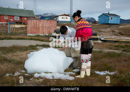 Grönland, Diskobucht, Saqqaq (alias Sarqaq oder Solsiden). Paar, im grönländischen Trachtenmode. Stockfoto