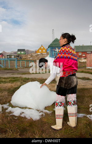 Grönland, Diskobucht, Saqqaq (alias Sarqaq oder Solsiden). Paar, im grönländischen Trachtenmode. Stockfoto