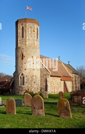 Ein seltenes Beispiel für eine Runde Turm Thatched Kirche. Diese Str. Marys Kirche in dem kleinen Dorf von West Somerton in Norfolk, England Stockfoto