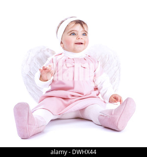 Engel Baby-sitter im Studio isoliert auf weißem Hintergrund, niedliche kleine Mädchen tragen rosa Kleid und die Feder Flügel Stockfoto