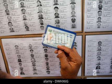 (140309)--SAN SALVADOR, 9. März 2014 (Xinhua)--A resident befasst sich mit der Wählerliste vor dem Gießen seinen Stimmzettel während der Präsidentschaftswahl Stichwahl in San Salvador, der Hauptstadt von El Salvador, am 9. März 2014.  (Xinhua/Oscar Rivera) (vf) (ce) Stockfoto