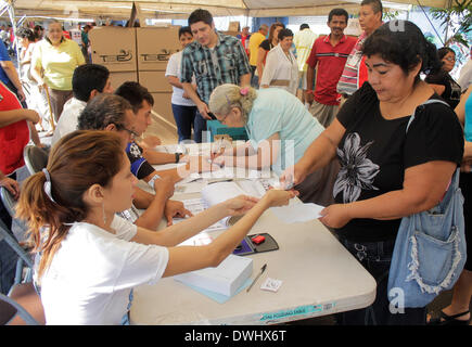 (140309)--SAN SALVADOR, 9. März 2014 (Xinhua)--Bewohner anschlagen 9. März 2014 ihre Stimmzettel während der Präsidentschaftswahl Stichwahl in San Salvador, der Hauptstadt von El Salvador.  (Xinhua/Oscar Rivera) (vf) (ce) Stockfoto