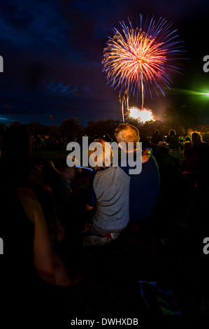 Die Menschen sehen Feuerwerk in Lakewood, OH. Stockfoto