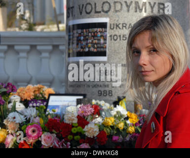 London, UK. 8. März 2014. Ukraine Protest geht weiter zur Statue des St. Volodymyr in der Nähe der Ukraine Institute in Holland Park gegen russische Aggression und Invasion der Krim London 03.08.2014 Credit: JOHNNY ARMSTEAD/Alamy Live News Stockfoto