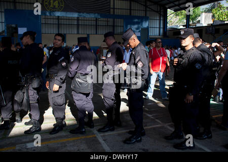 (140309)--SAN SALVADOR, 9. März 2014 (Xinhua)--Polizisten warten, um ihre Stimmen am 9. März 2014 während der Präsidentschaftswahl Stichwahl in San Salvador, der Hauptstadt von El Salvador. (Xinhua/Luis Echeverria) (vf) (ce) Stockfoto