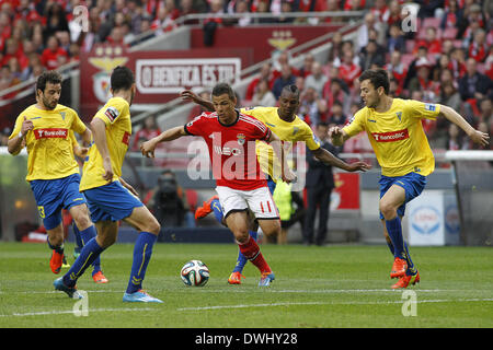 Lisboa, Lissabon, Portugal. 9. März 2014. Benfica brasilianische vorwärts Lima Santos in der Mitte verschiedene Gegner während der Fußball-Liga Zon Sagres Spiel SL Benfica Vs Estoril im Luz Stadium in Lissabon. Filipe Amorim/NurPhoto/ZUMAPRESS.com/Alamy © Live-Nachrichten Stockfoto